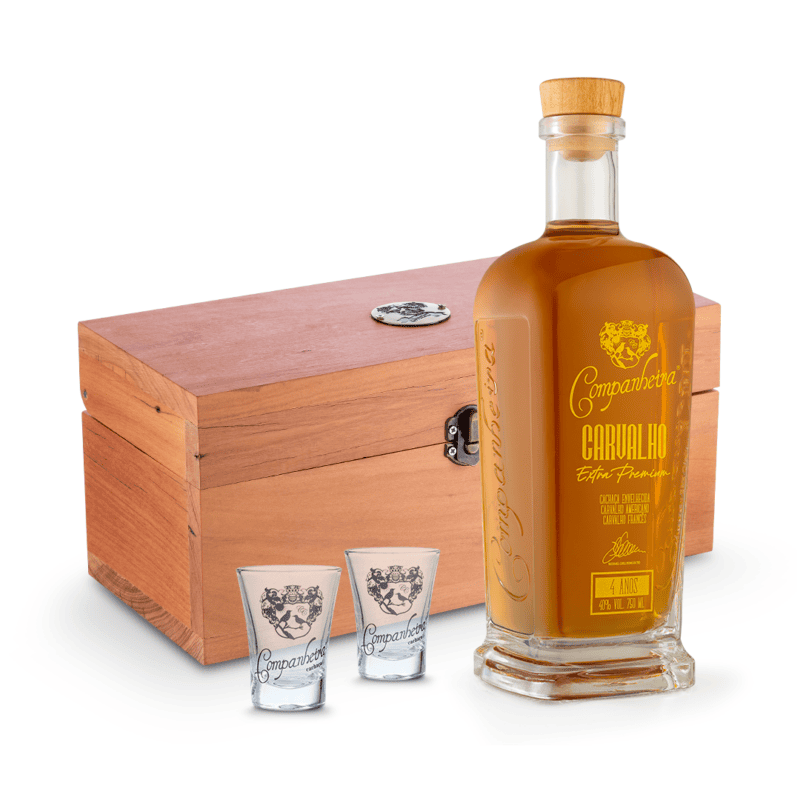 Kit Cachaça Companheira Clássica 750 ml com caixa de madeira personalizada e dois copos exclusivos.